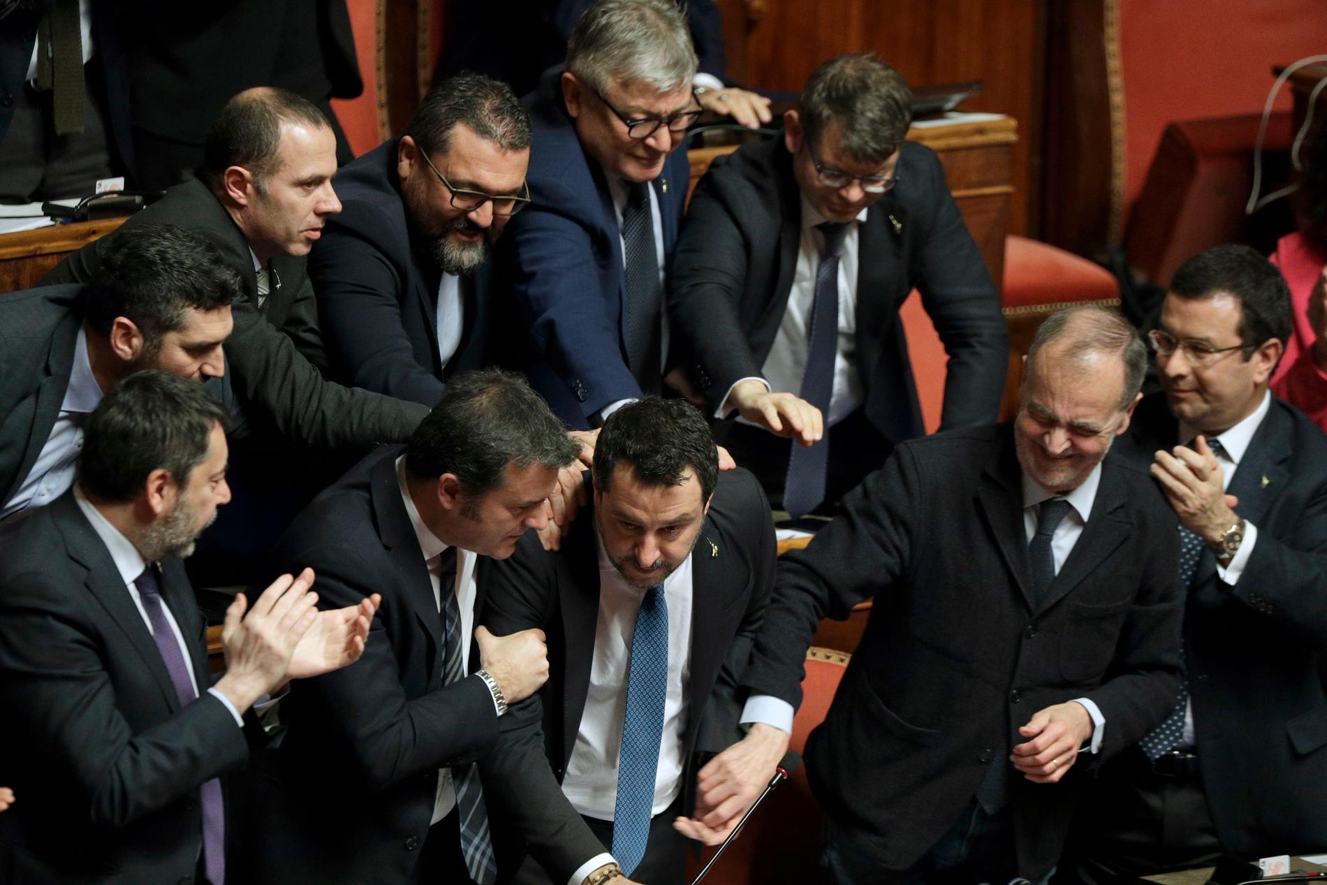 Matteo Salvini får stödklappar av Legakollegor efter senatens beslut om att häva hans immunitet.