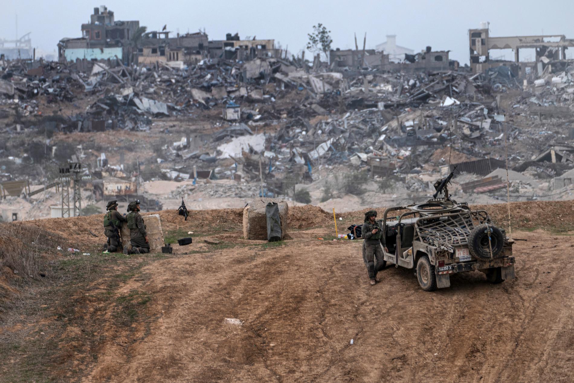 Israelisk militär spanar mot Gazaremsan på lördagen.