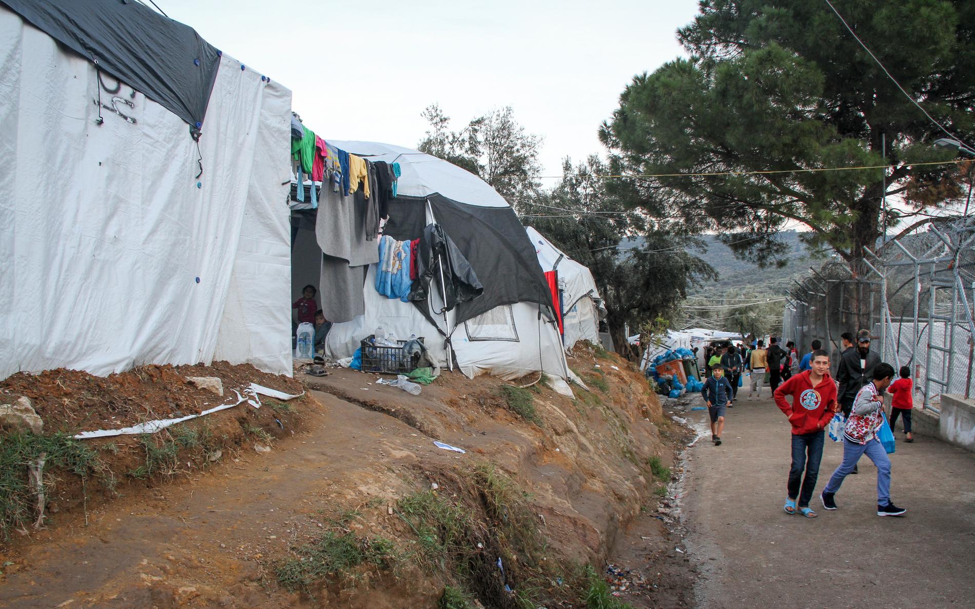 Boendetält längs vägen som avskiljer områdena i flyktinglägret Moria.