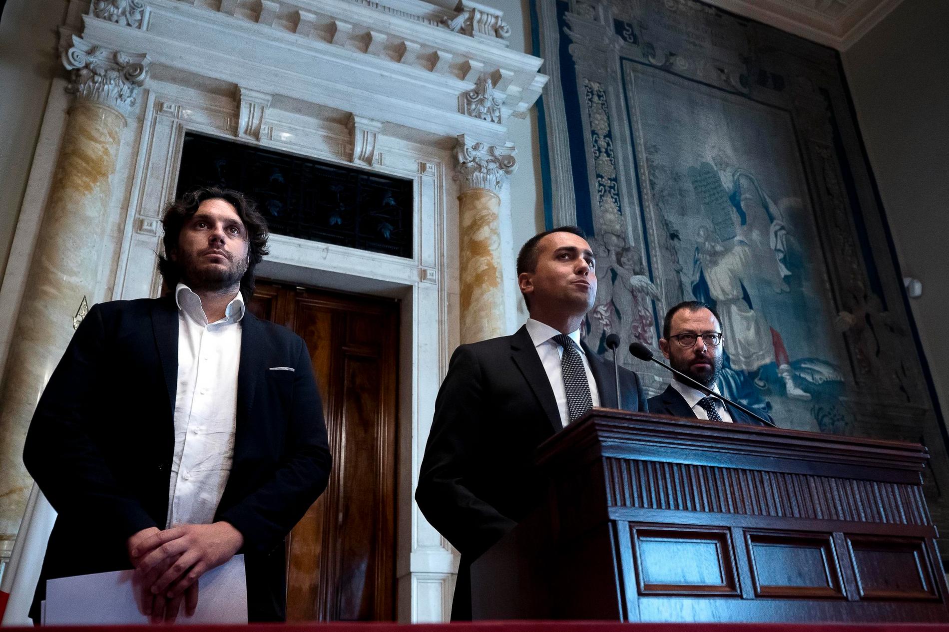 Femstjärnerörelsens ledare Luigi Di Maio (mitten) har haft en turbulent tid i regeringsställning. Partiet har drabbats av en lång rad avhopp på kort tid. Arkivbild från den 30 augusti 2019.