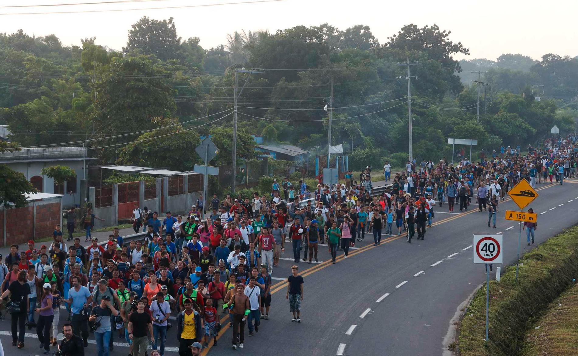 Honduranska migranter till fots på väg mot USA. Bilden är från i söndags i Ciudad Hidalgo i Mexiko.
