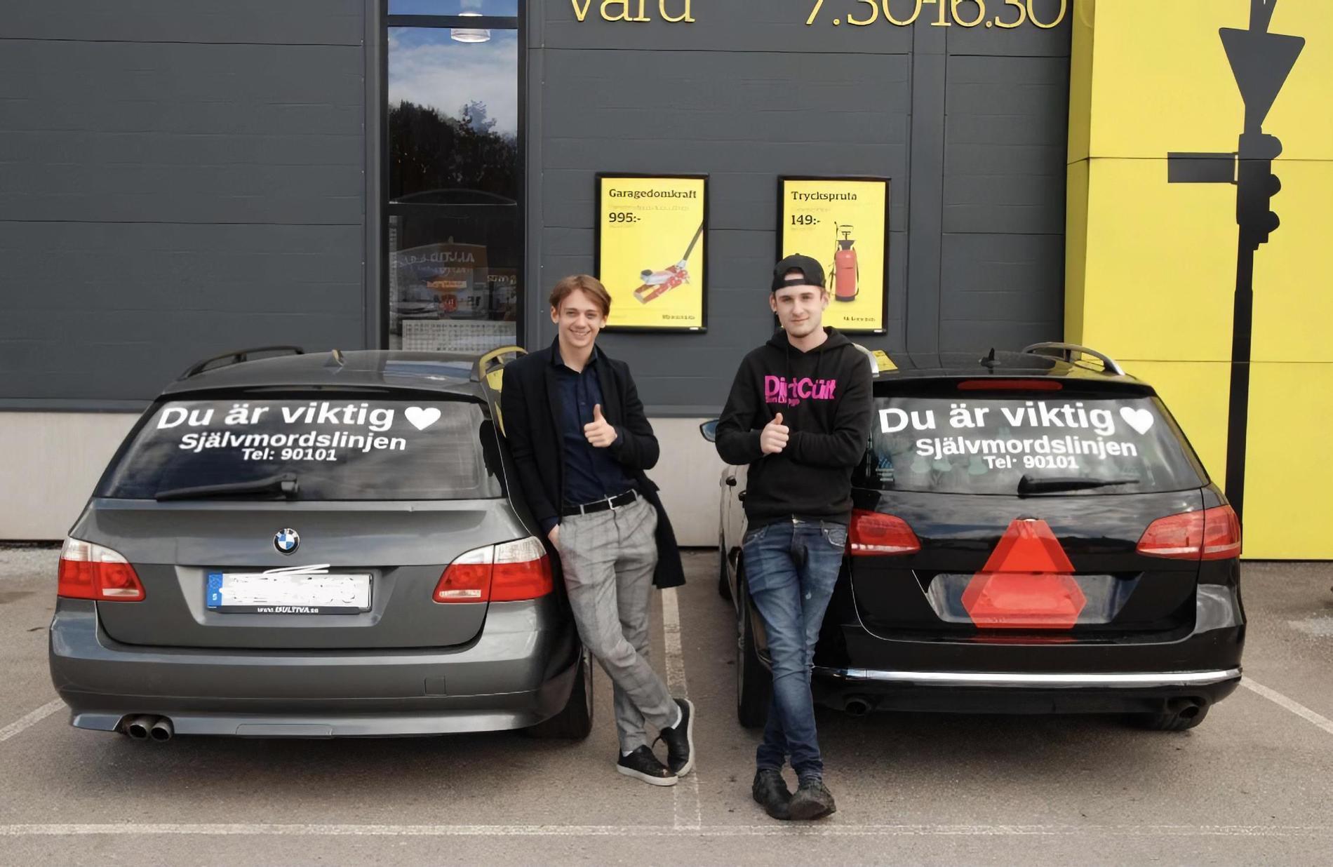 Oliver Gallo och Hampus Sandström sprider budskapet på sina bilar.