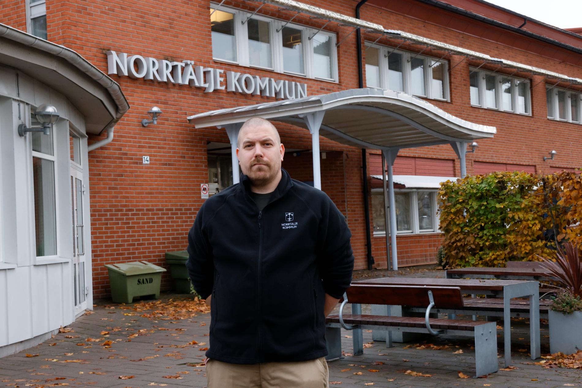 I Norrtälje kommun tjänar högsta hönset 110 400. Marcus Pohjoisaho tjänar 27 000 kronor som lokalvårdare.