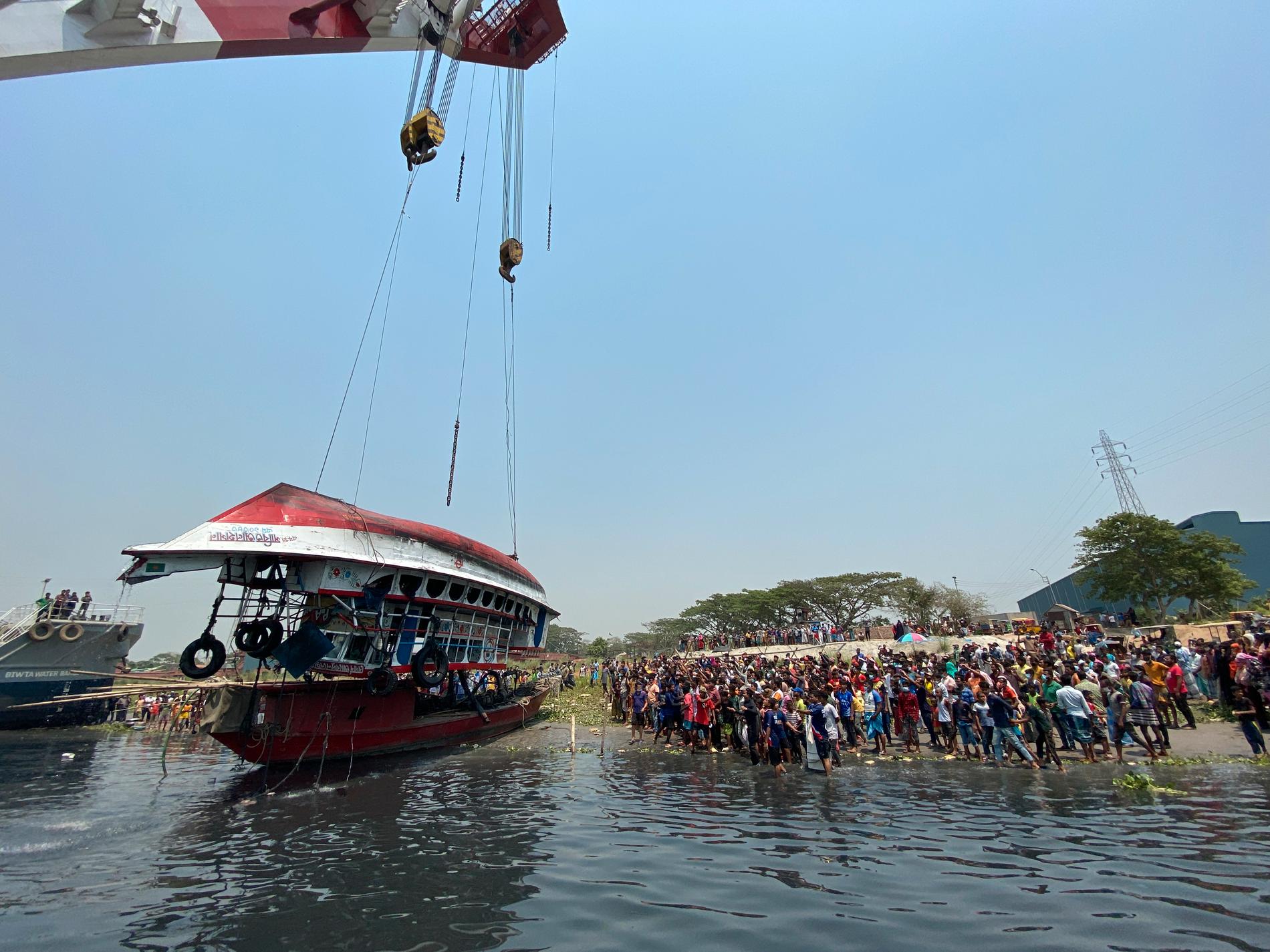 Olycksfärjan bärgas ur floden Shitalakkhya i Bangladesh på måndagen.
