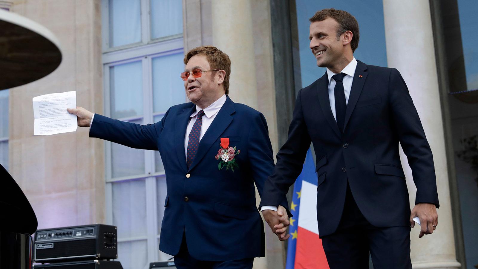 Elton John med medalj och Frankrikes president Emmanuel Macron.