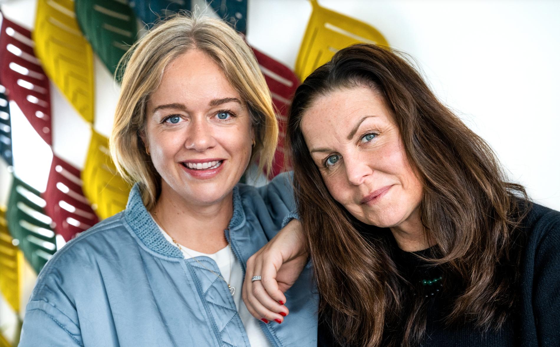 Ebba Kleberg von Sydow och Titti Schultz är programledare för Sveriges Radios nya podcast "Monarkerna".