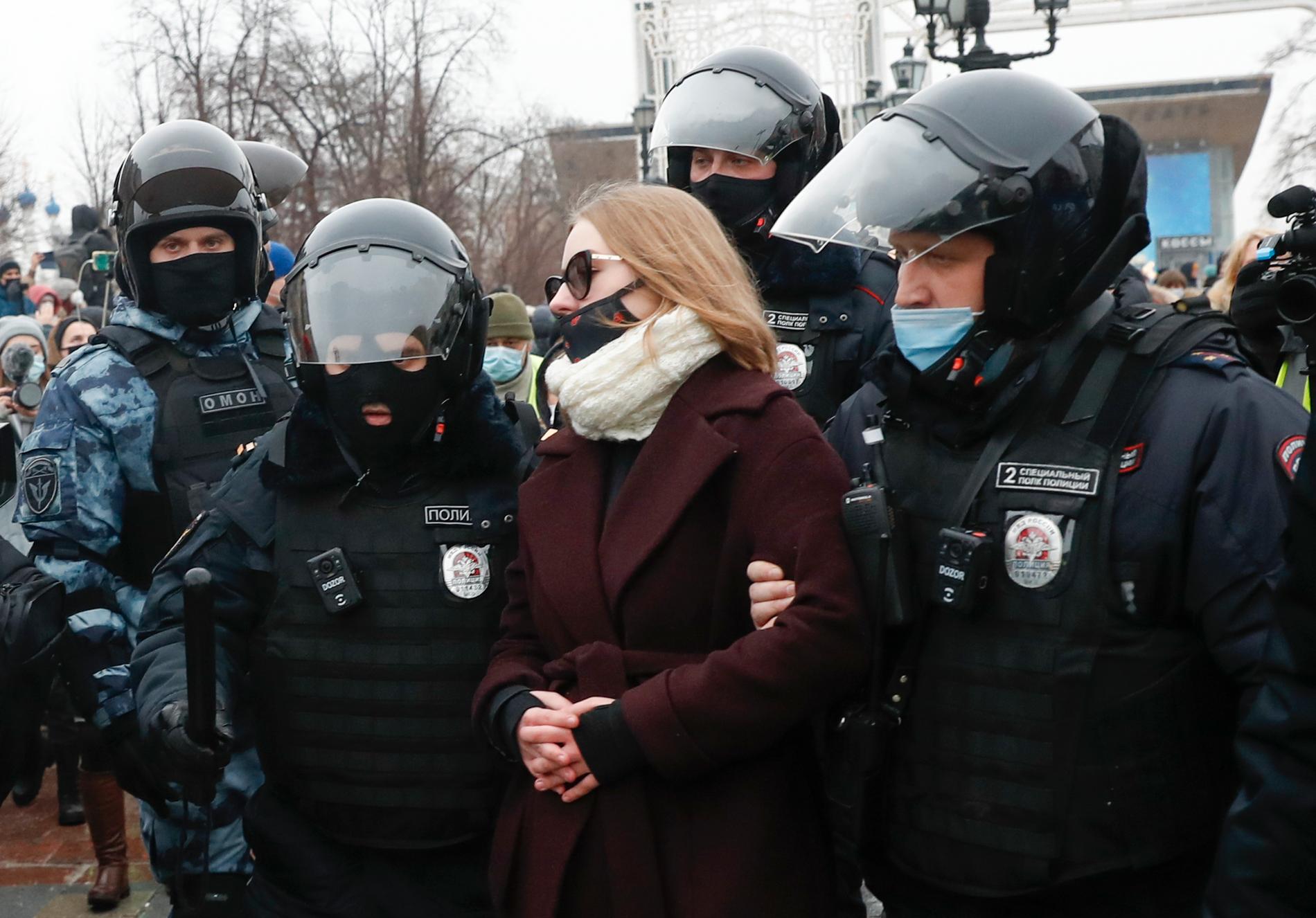 Polisen griper en kvinna i Moskva.