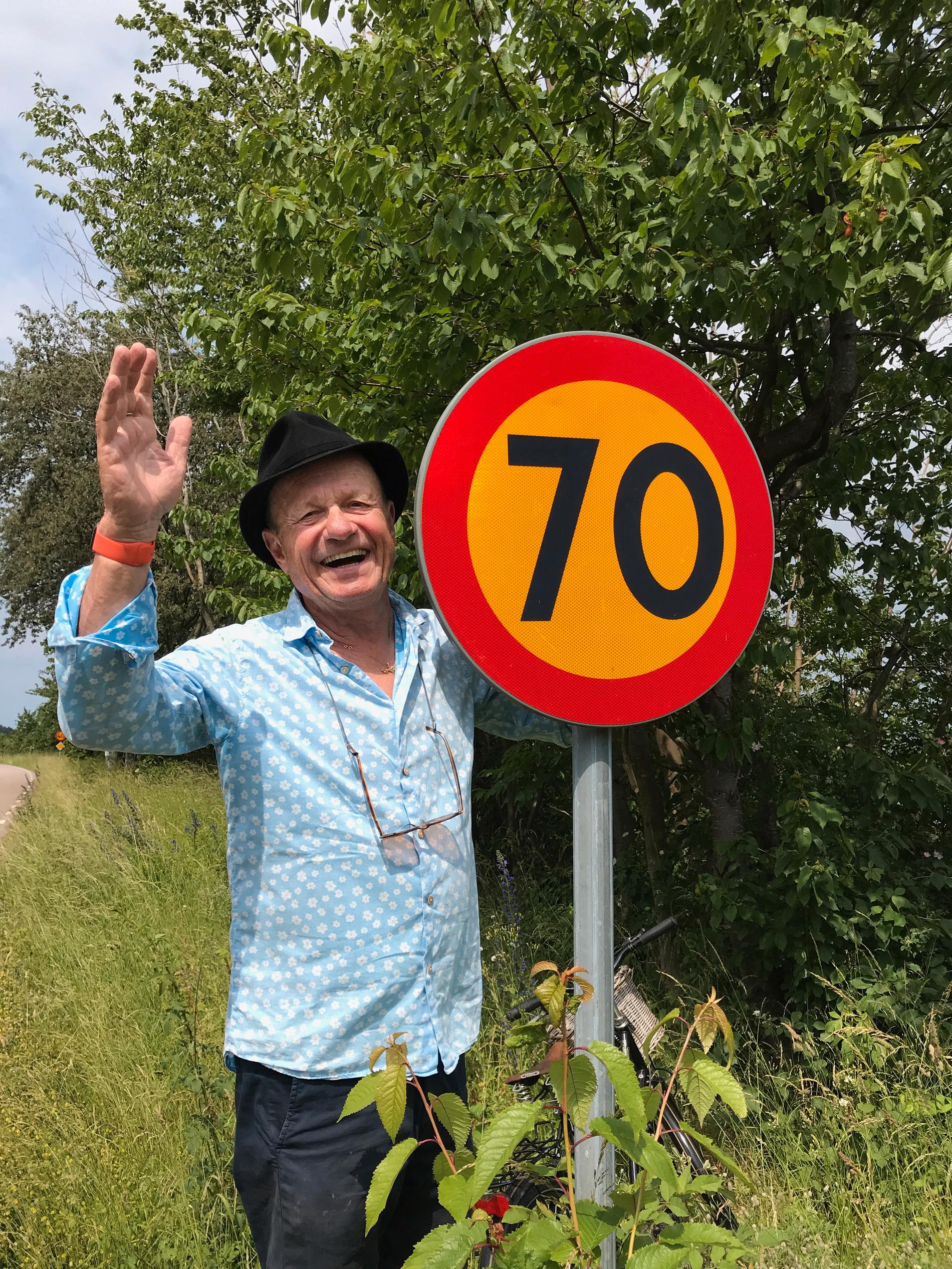 FIRAR 70-ÅRSDAGEN I FJÄLLBACKA SKÄRGÅRD Fredrik Belfrage fyller 70 – och firar med stort västkustkalas på Dannholmen.