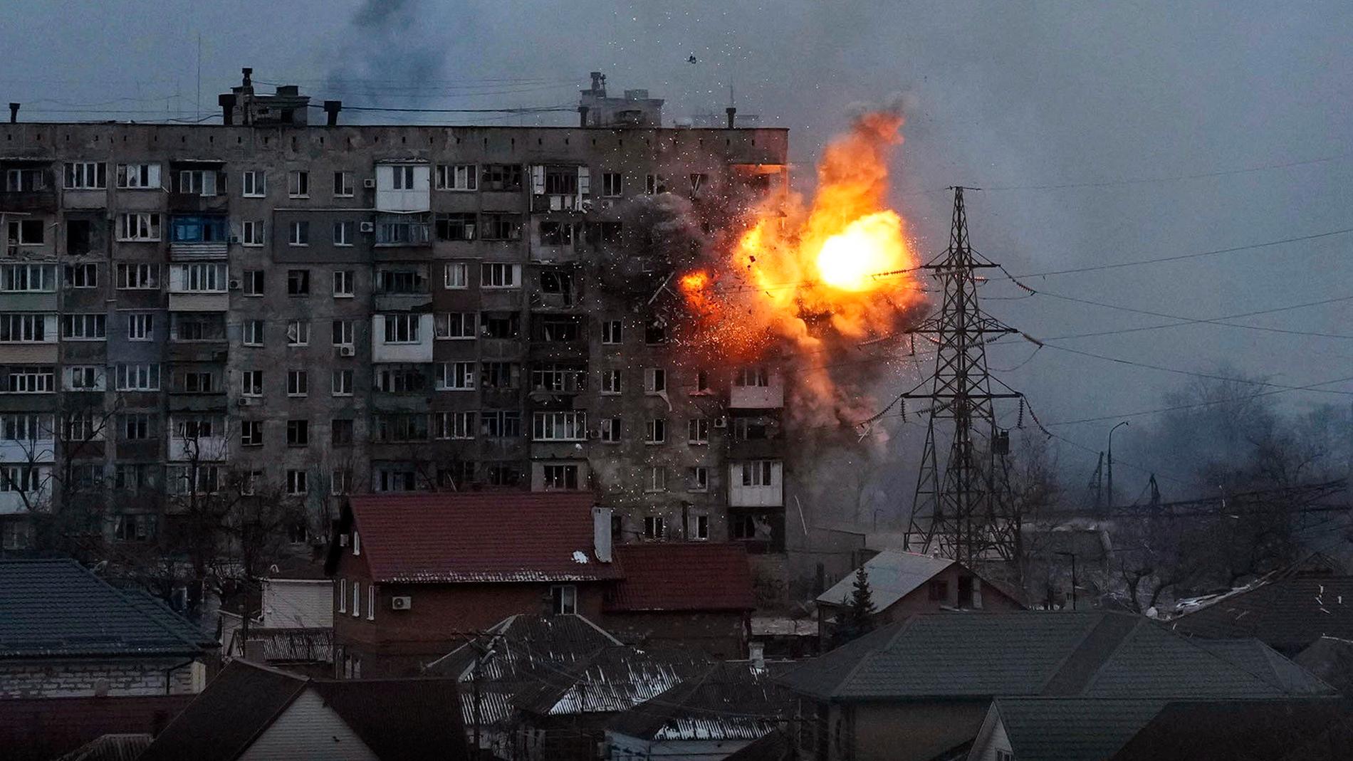 Explosioner i Mariupol i mars förra året. 
