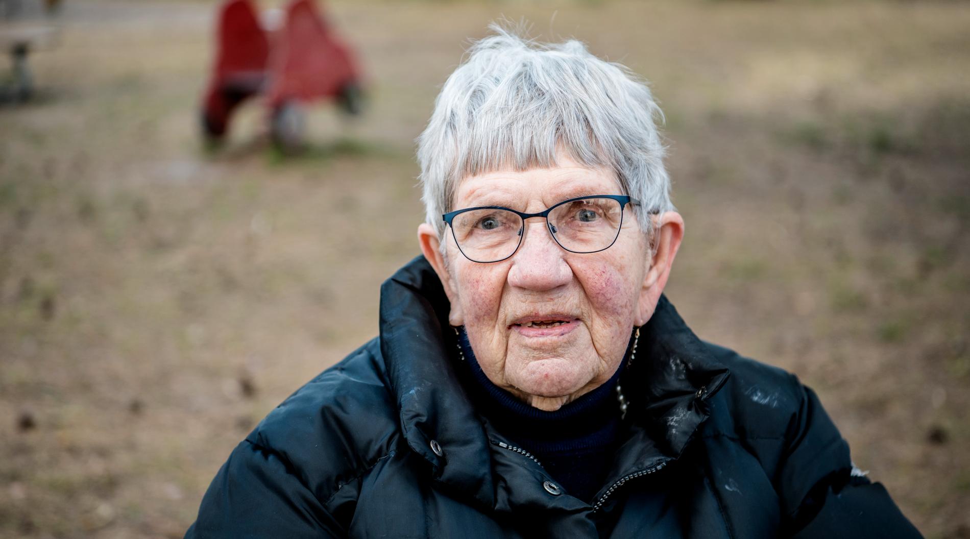Siv Björklund, 92, har både kol och astma och är kritisk till att hemtjänstpersonalen inte bär skyddsutrustning. 