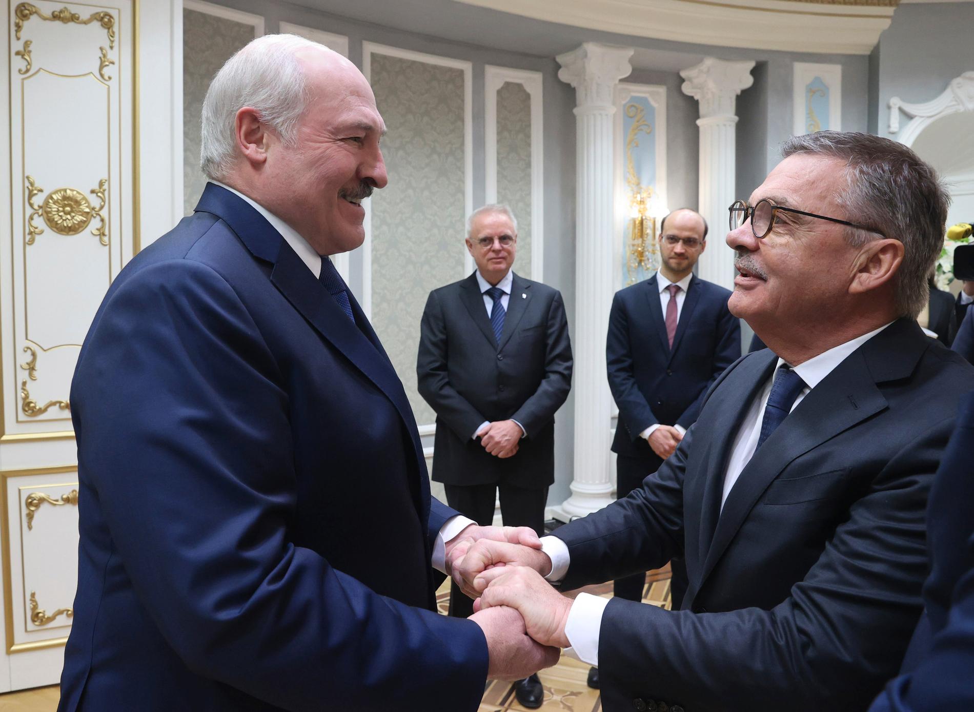 Belarus president Aleksandr Lukasjenko träffade Internationella ishockeyförbundets ordförande René Fasel nyligen.