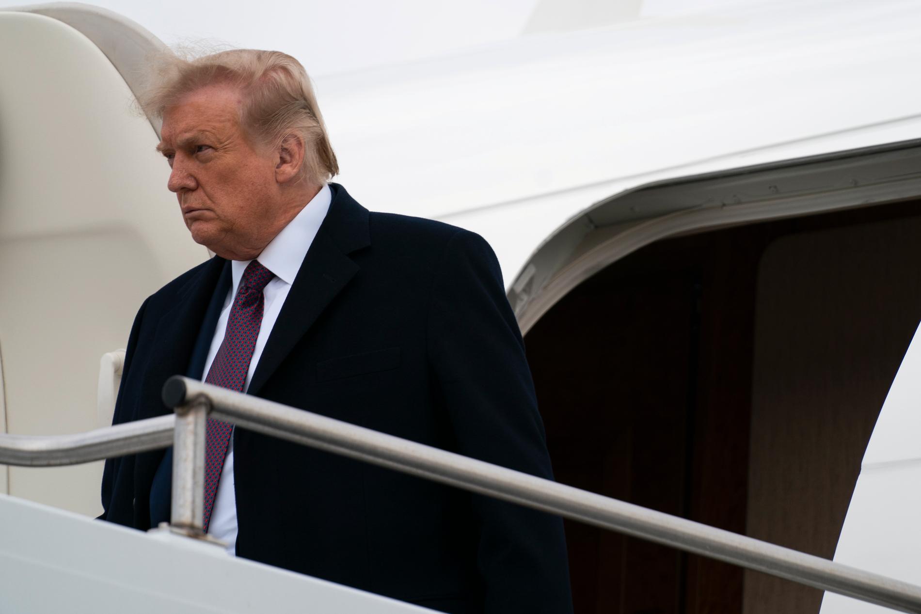 Donald Trump på väg från sitt flygplan under torsdagen, på väg från en insamling till presidentkampanjen. Detta skedde efter att hans stab visste att en medarbetare hade smittats, enligt CNN