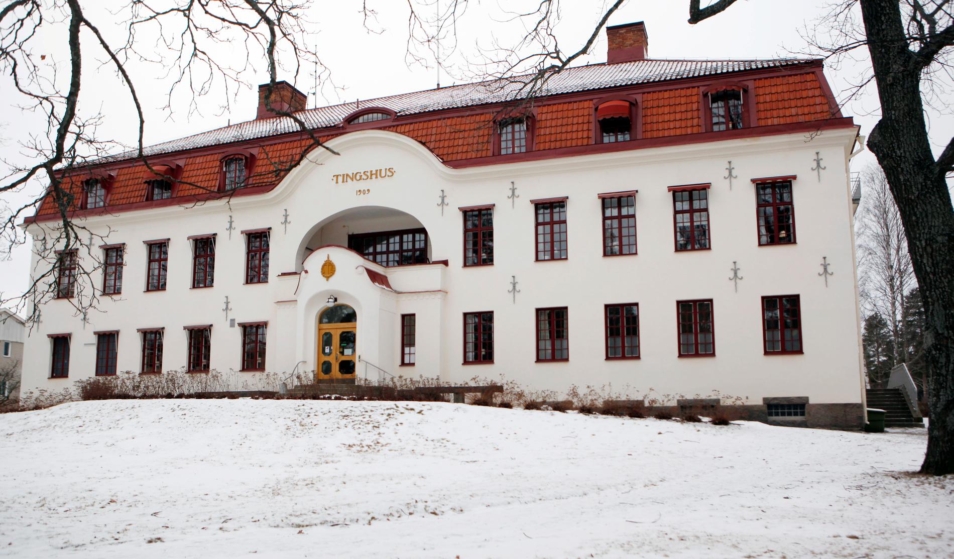 En man i 20-årsåldern rymde i samband med att han skulle föras in till tingsrätten i Hudiksvall för en häktningsförhandling. Arkivbild.