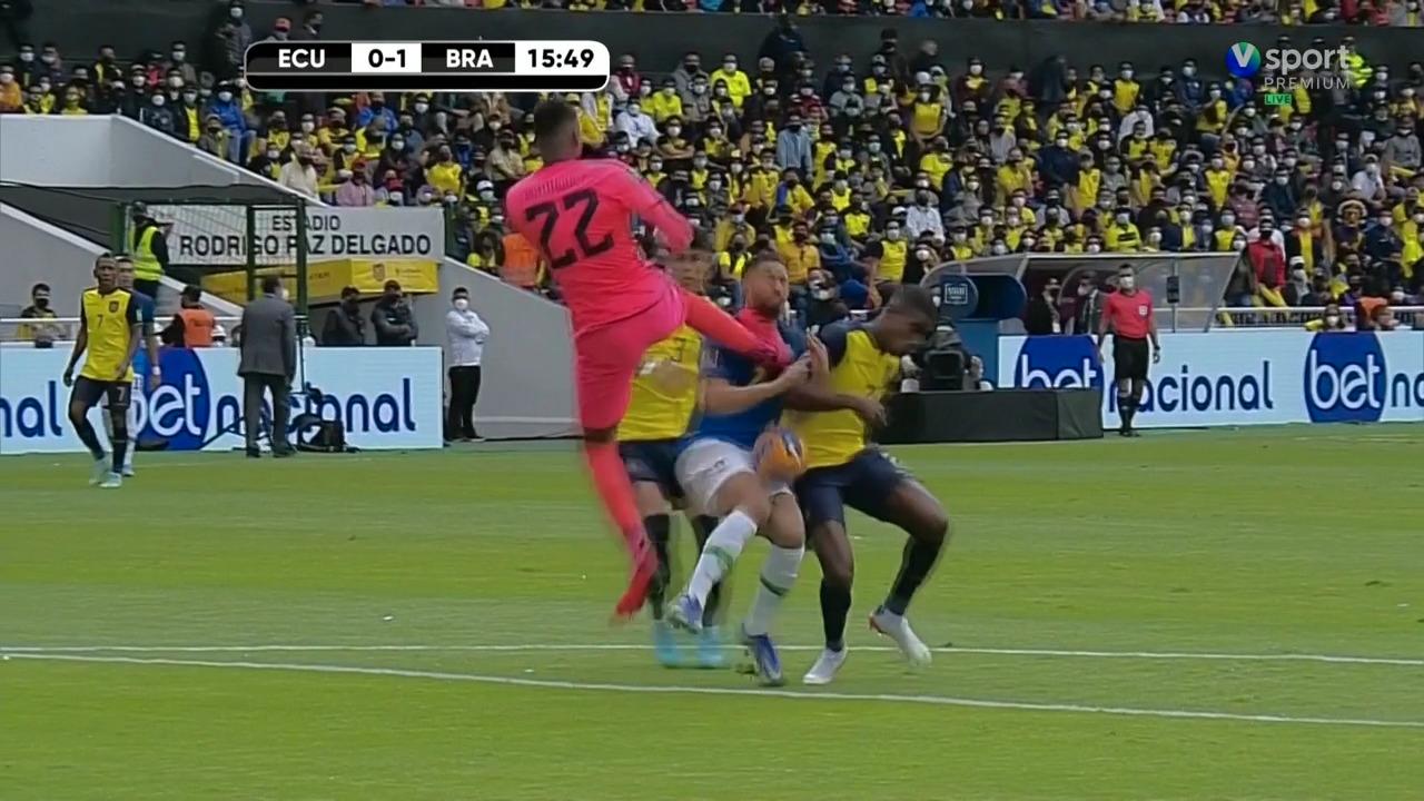 Brasiliens Matheus Cunha blev stämplad rakt i halsen av Ecuadors målvakt Alexander Dominguez. 