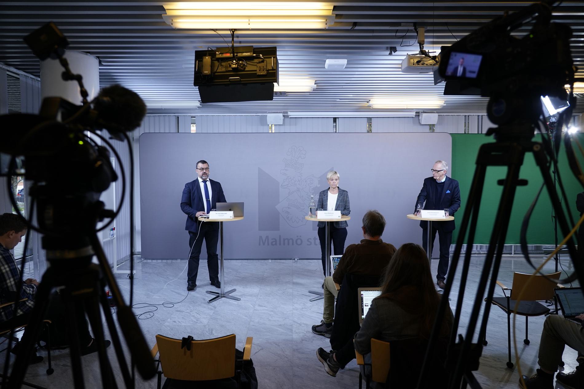 Presskonferens i Malmö med anledning av nya regionala coronarestriktioner i Skåne. Från vänster: Per-Erik Ebbeståhl, stadskontoret, Anne Mattsson, kulturförvaltningen, och Johan Hermansson, fritidsförvaltningen.