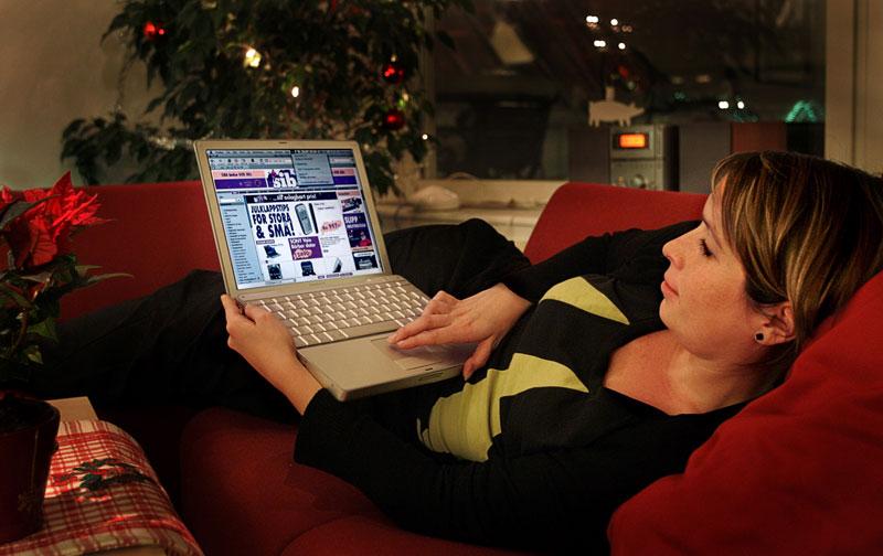 Shoppar på nätet Allt fler svenskar väljer att köpa julklappar på internet.