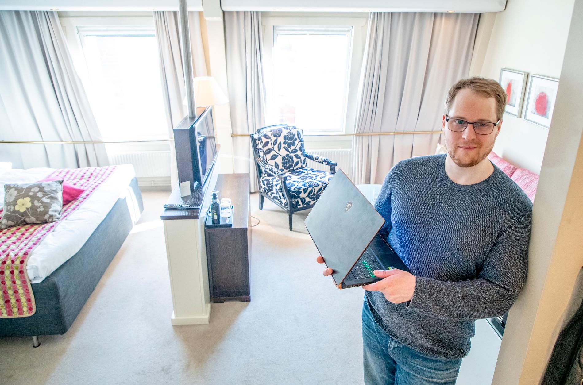 "Det här är prefekt. Dessutom bidrar jag till människor som behöver pengar nu", säger webbutvecklaren Carl som nu huserar i ett deluxerum på ett hotell i centrala Göteborg.