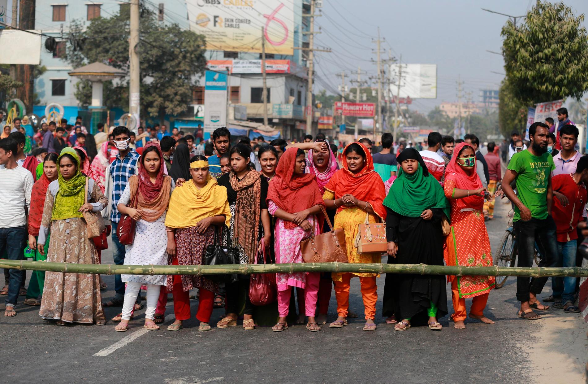Textilarbetare i Bangladesh protesterar mot låga löner. Bilden är från en protest utanför huvudstaden Dhaka den 9 januari i år.