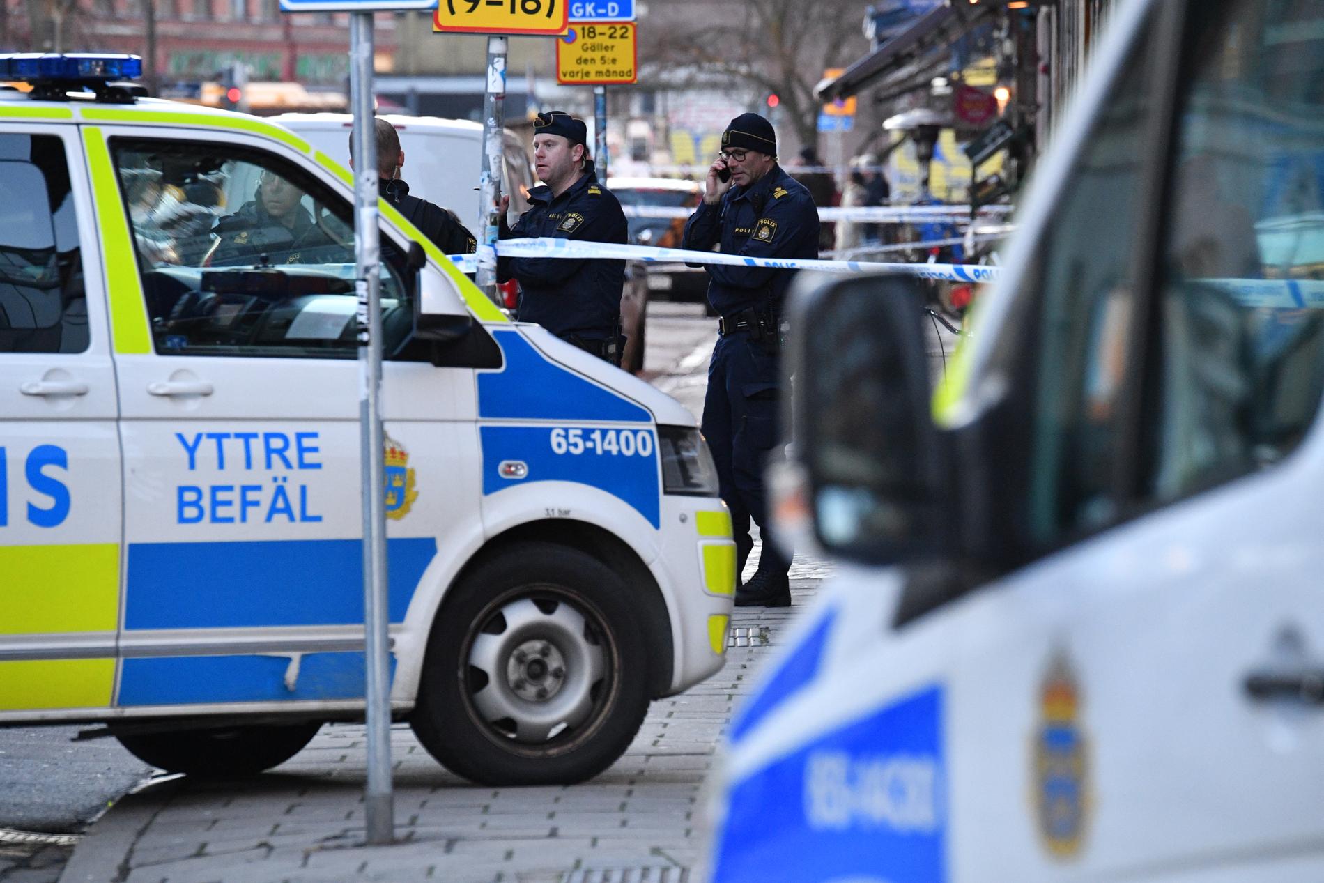 Avspärrningar i centrala Malmö efter att en man hittats skottskadad. Mannen avled senare.