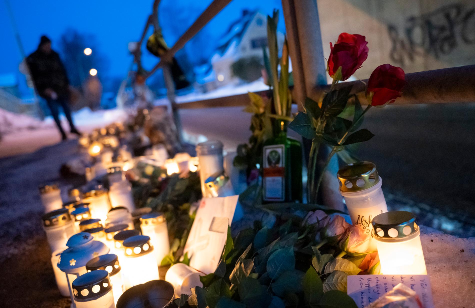 Blommor, ljus och föremål på minnesplatsen under en viadukt på Hallandsvägen i Örkelljunga, där en 16-årig pojke mördades. Arkivbild.