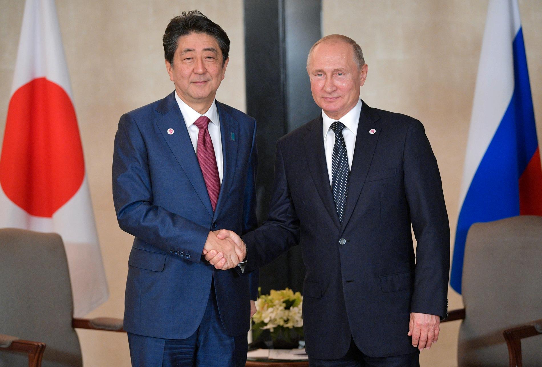 Japans premiärminister Shinzo Abe och Rysslands president Vladimir Putin i SIngapore.