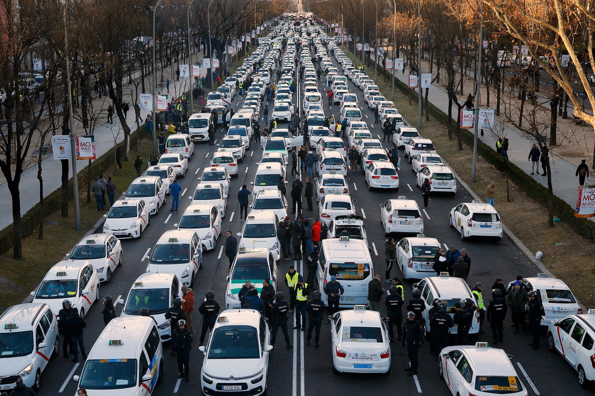 Taxiförare i Spanien strejkar i protest mot appföretagen.