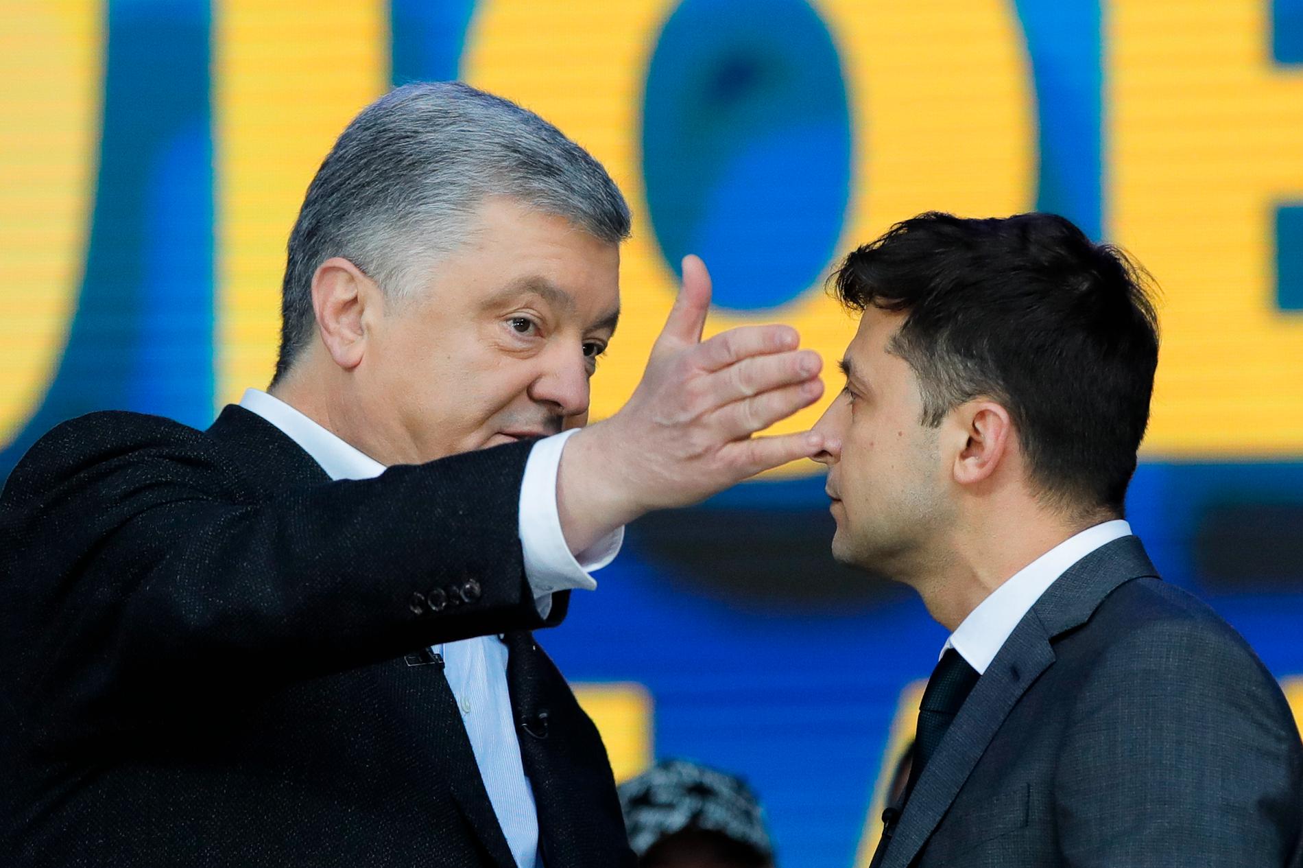 Avgående president Petro Porosjenko (till vänster) och tillträdande president Volodymyr Zelenskyj under en valdebatt. Arkivbild.