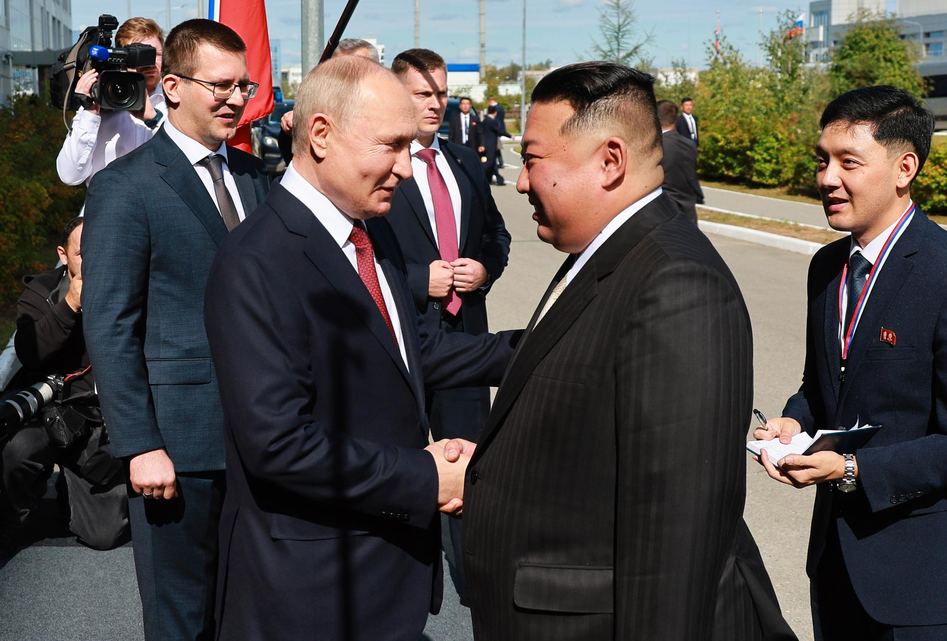 Rysslands president Vladimir Putin skakar hand med sin gäst, Nordkoreas ledare Kim Jong-Un, under deras möte på rymdbasen Vostotjnyj på onsdagen. Bilden kommer från ryska statliga Sputnik.