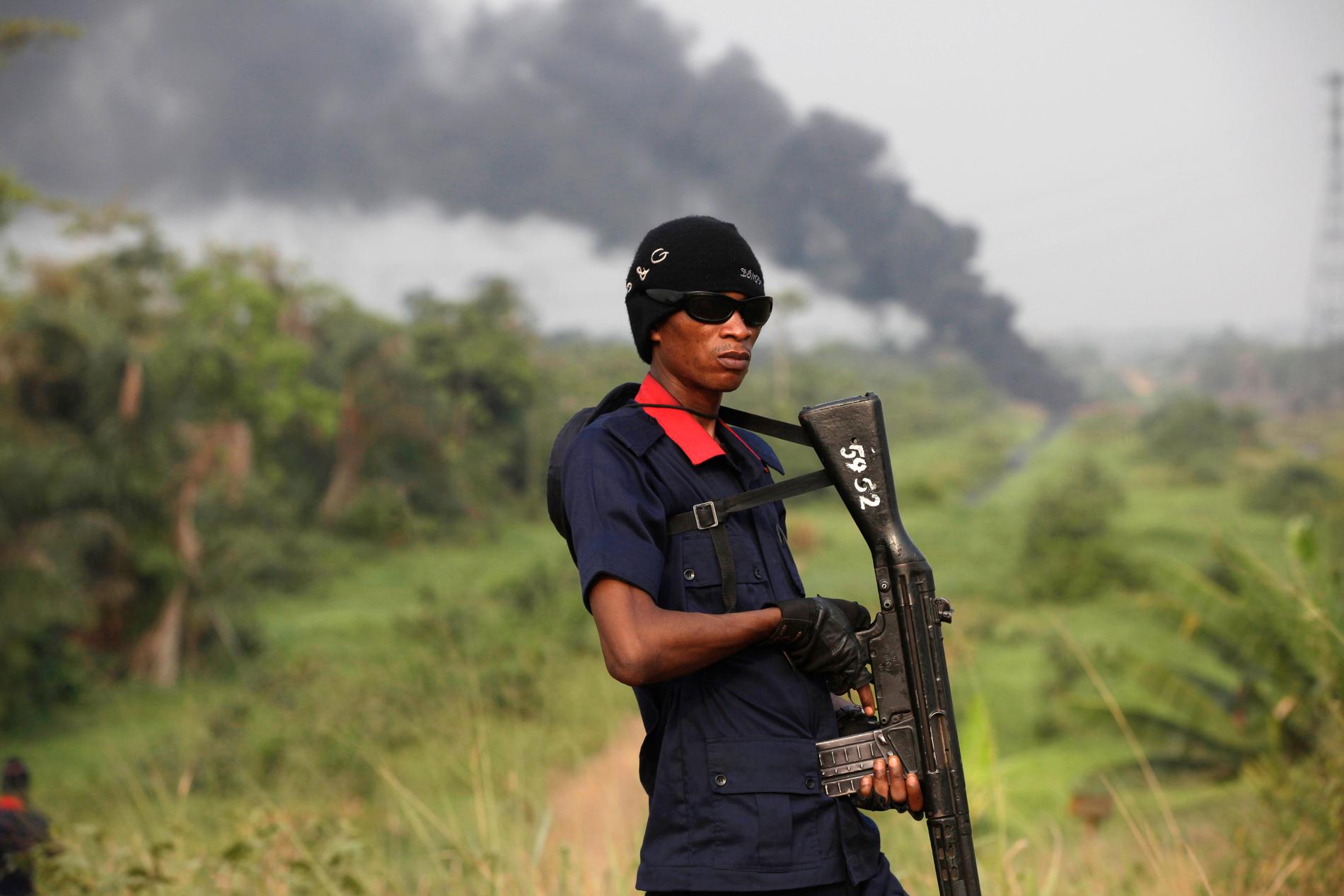 Bilden är från en tidigare explosion i en pipeline i Nigeria.