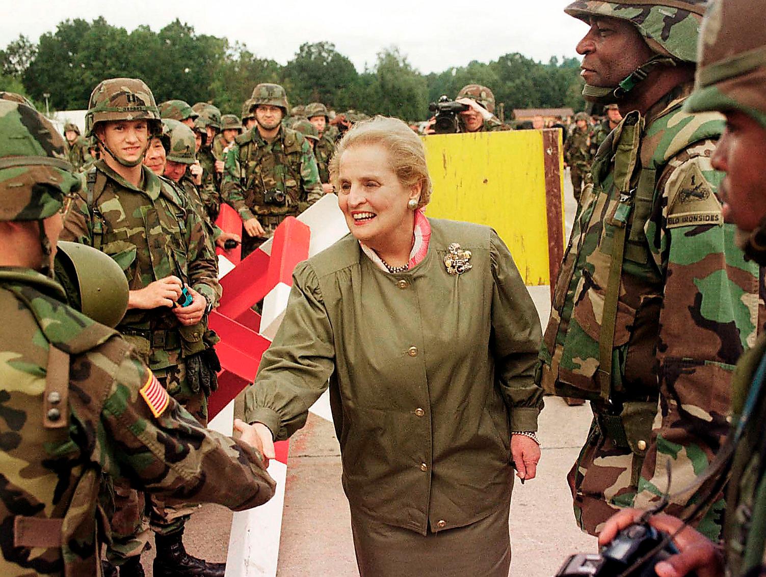 Madeleine Albright besöker amerikanska soldater i Bosnien under sin tid som utrikesminister 1998.