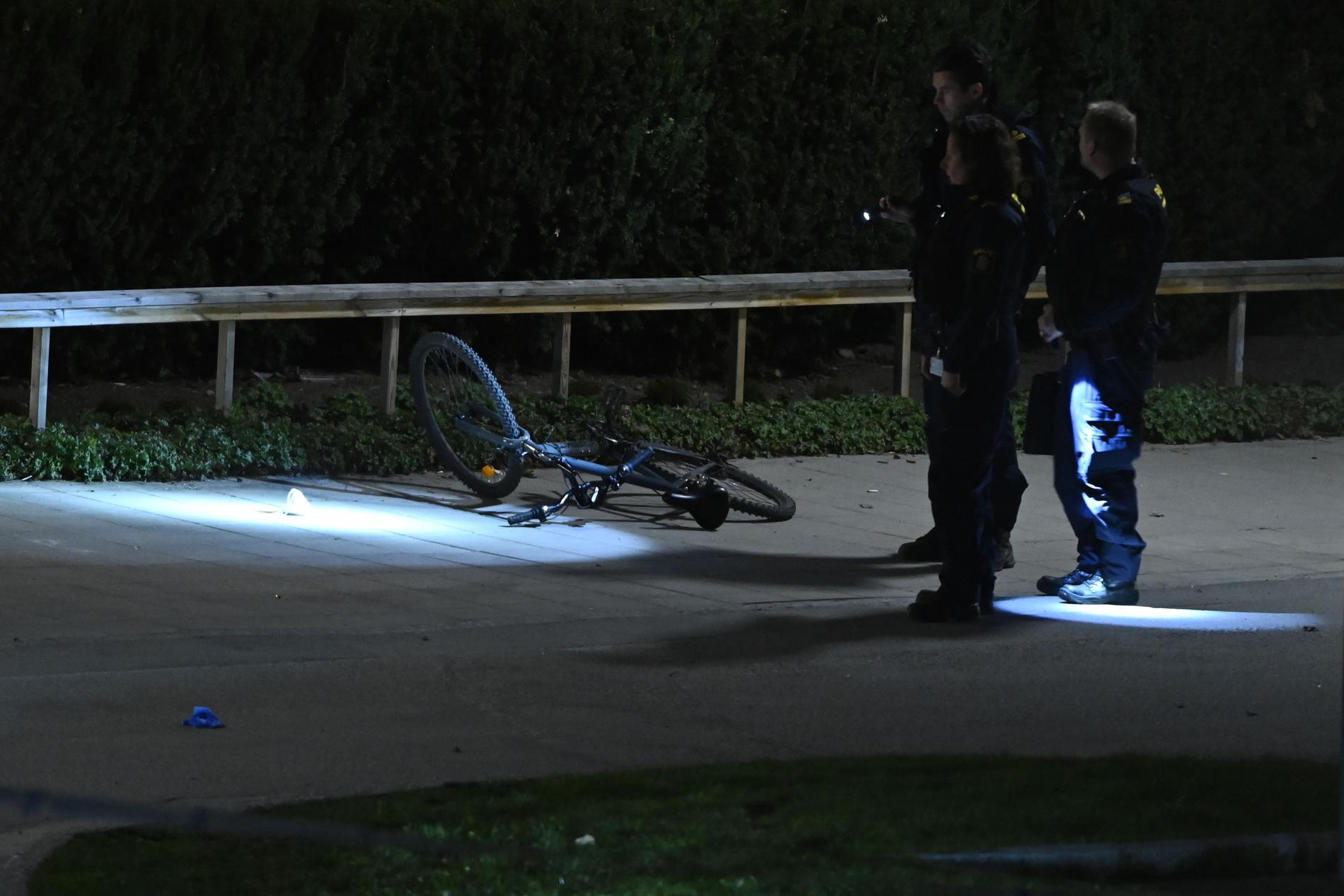 En cykel låg slängd vid mordplatsen. Teknikerna tog den med sig.
