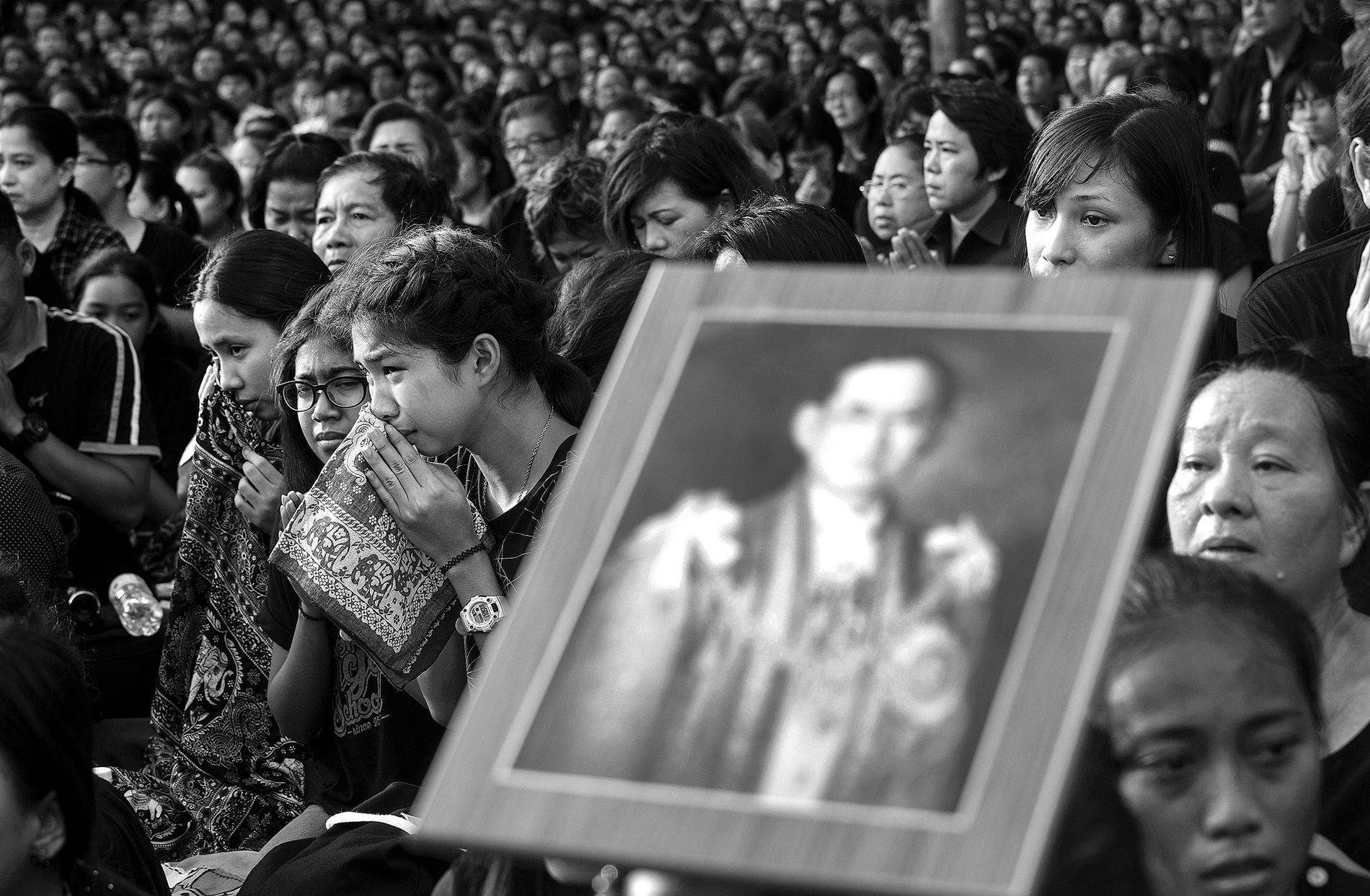 Människor visar sin sorg i samband med att  kung Bhumibols kvarlevor förs i kunglig kortege från sjukhuset Siriraj till det kungliga palatset, Grand Palace, i Bangkok.