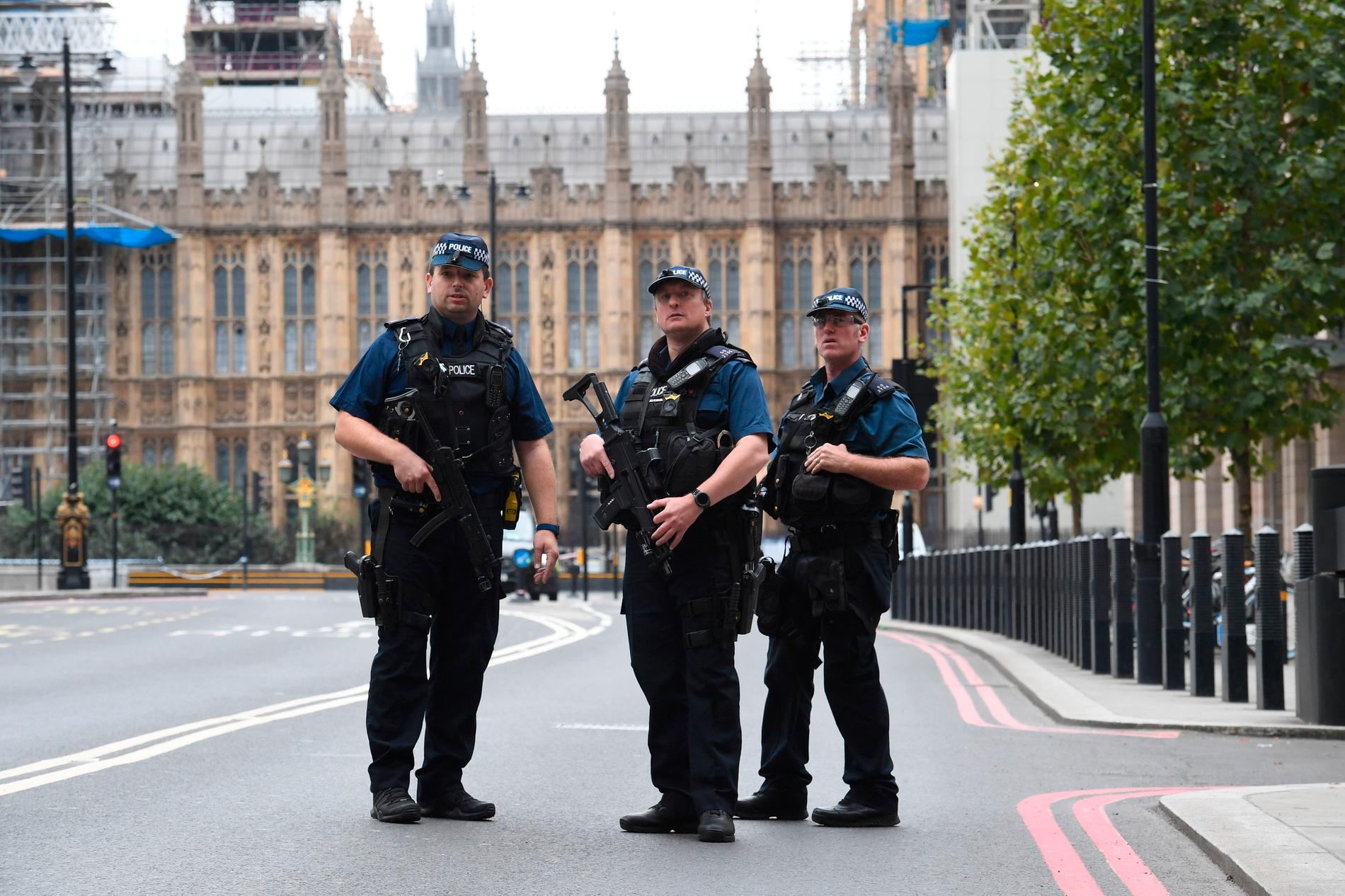 Beväpnade poliser i Westminster i London efter bilkraschen utanför det brittiska parlamentet.