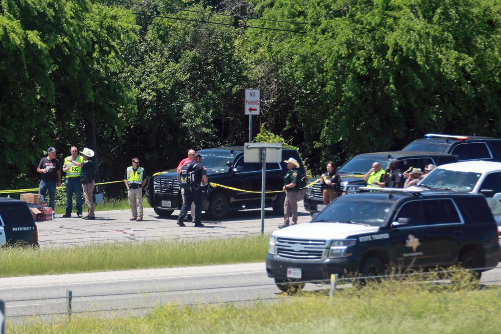 En stor räddningsinsats pågår efter att 18-hjulingen kraschade in i Texas Department of Public Safety Office i Brenham.