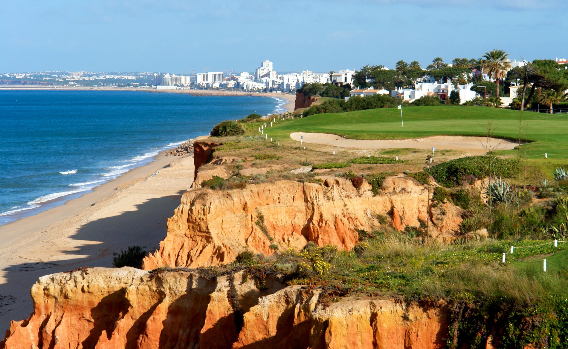 Många golfbanor i Algarve har vackra utsikter. 