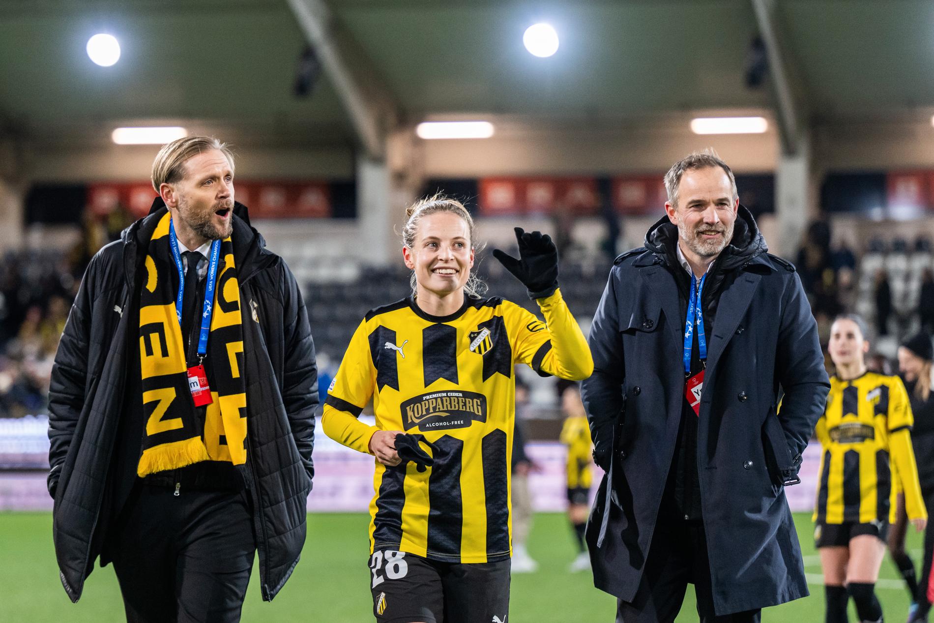 Klubbchef Marcus Jodin, Anna Anvegård och sportsligt ansvariga på damsidan Christian Lundström