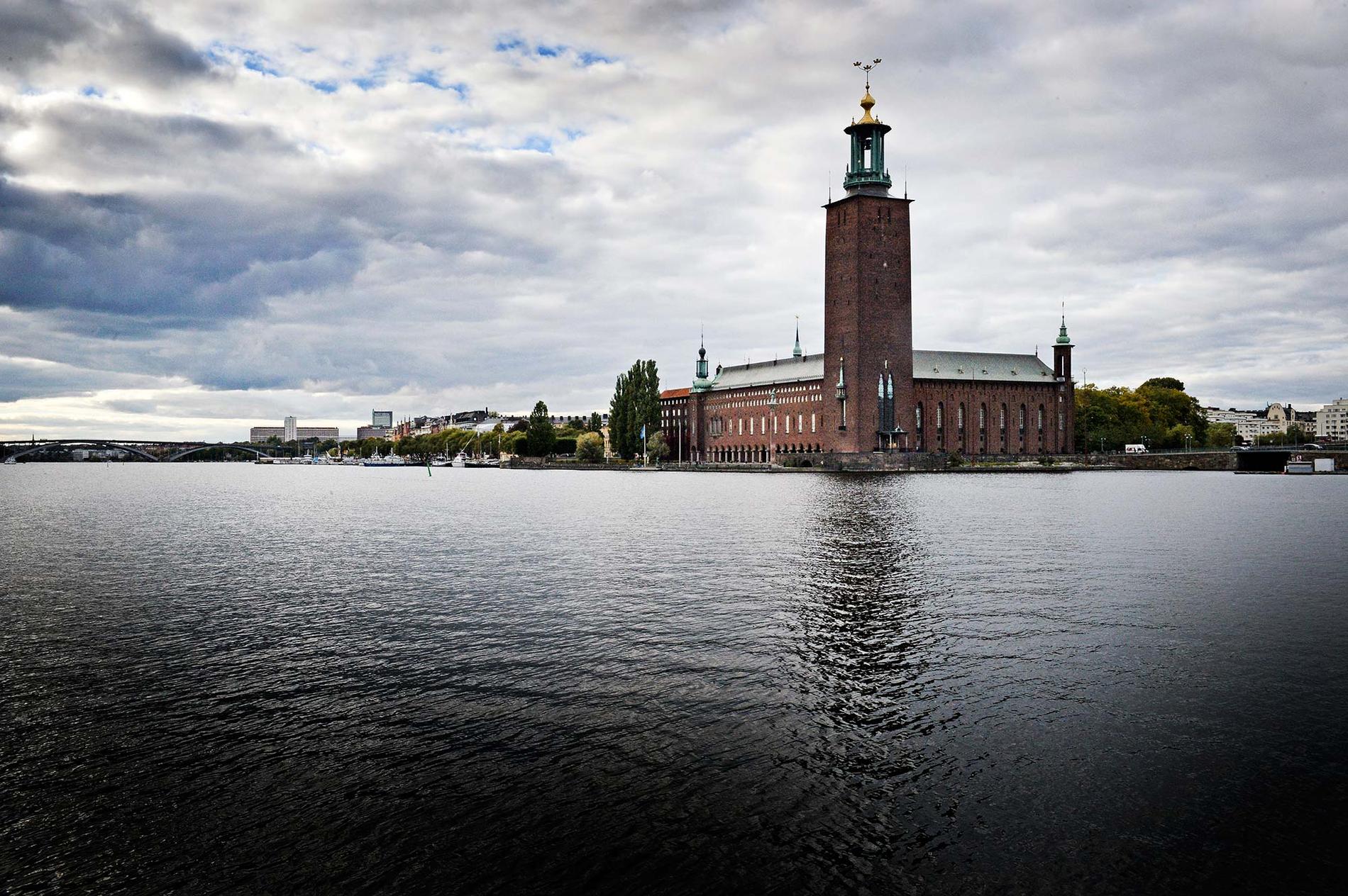 I dag finns hälften av statens myndigheter i Stockholms län. Enligt regeringen är det för mycket.