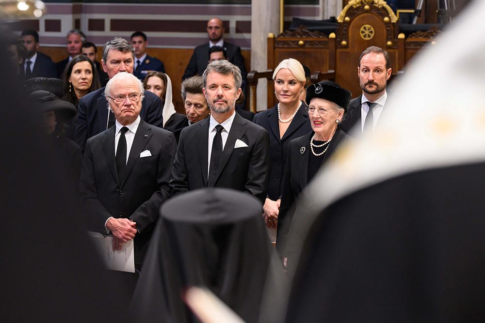 Kung Carl Gustaf, kronprins Frederik och drottning Margrethe på den främre stolsraden i Metropolis-katedralen i Aten vid kung Konstantins begravning. 