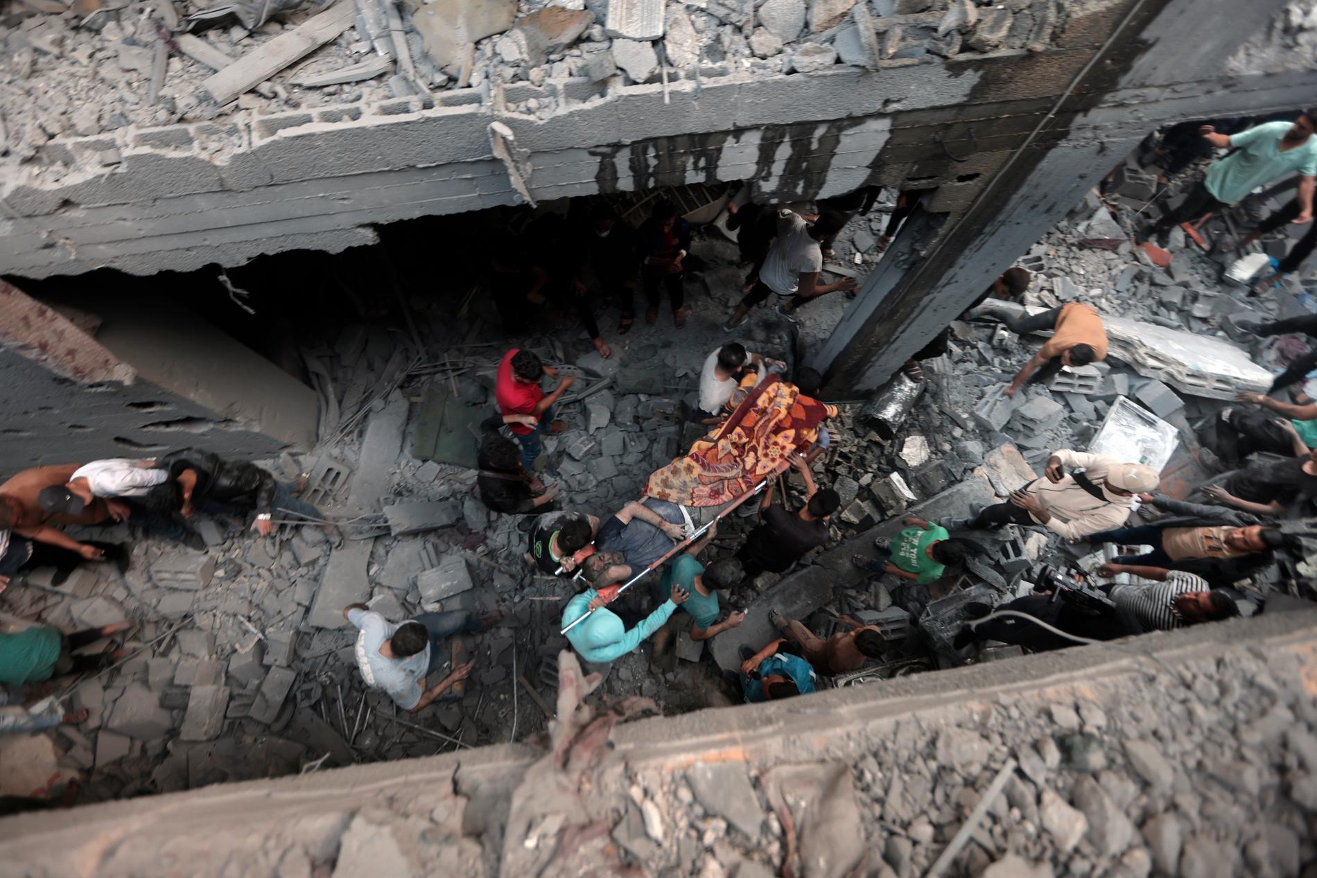 En skadad man har grävts fram ur spillrorna av ett hus efter ett israeliskt flygangrepp i Khan Younis under lördagen. 