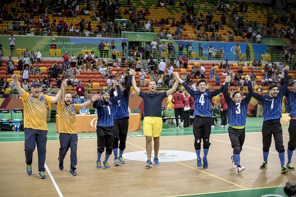 Svenska herrlaget i goalball är med och slåss om medalj i Rio