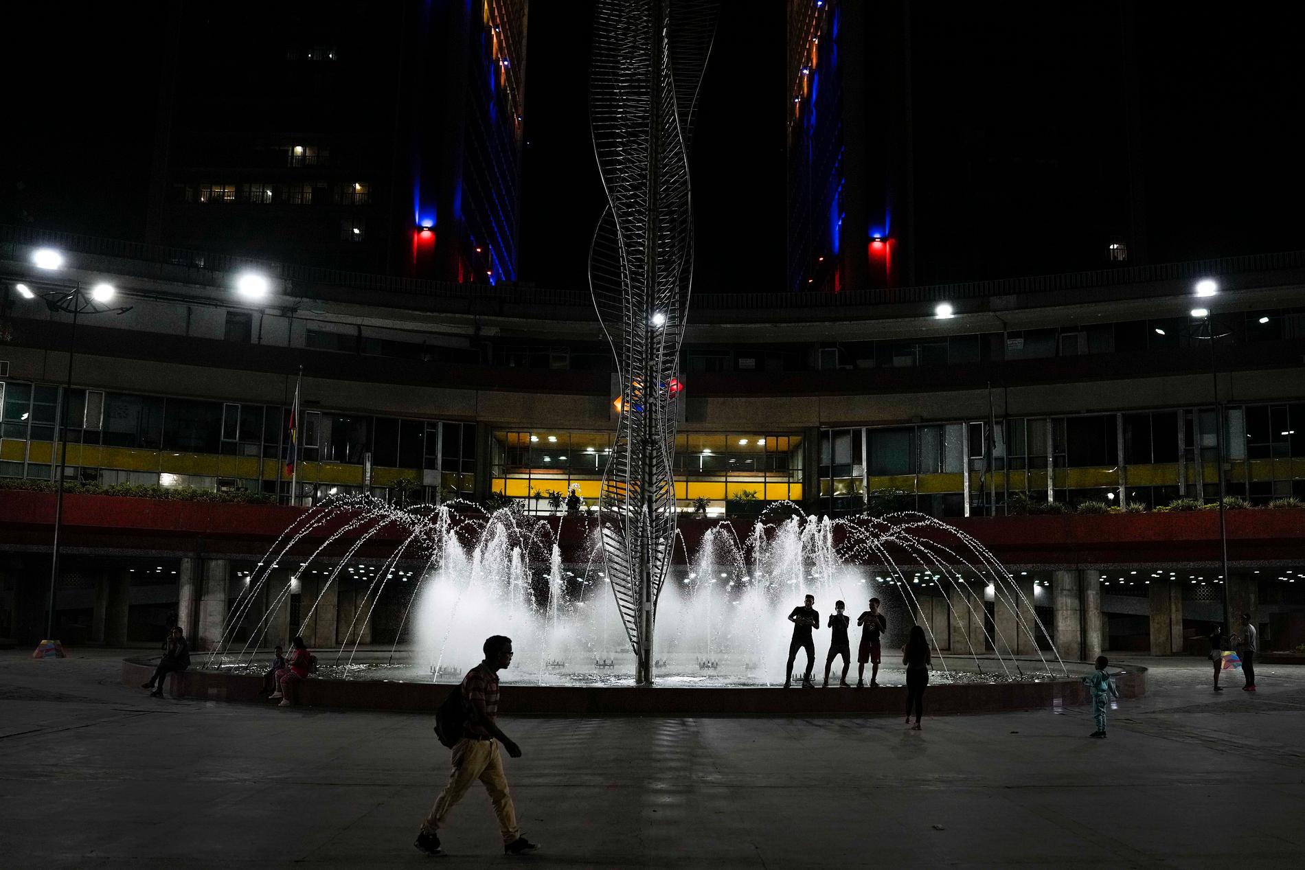 Människor vid en fontän vid Caracastorget i Caracas i Venezuela. Arkivbild.