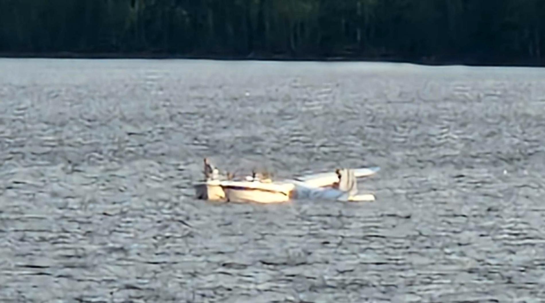 Flygplanet kraschade i sjön och på Livs bild ser man passagerarna sitta på vingarna.