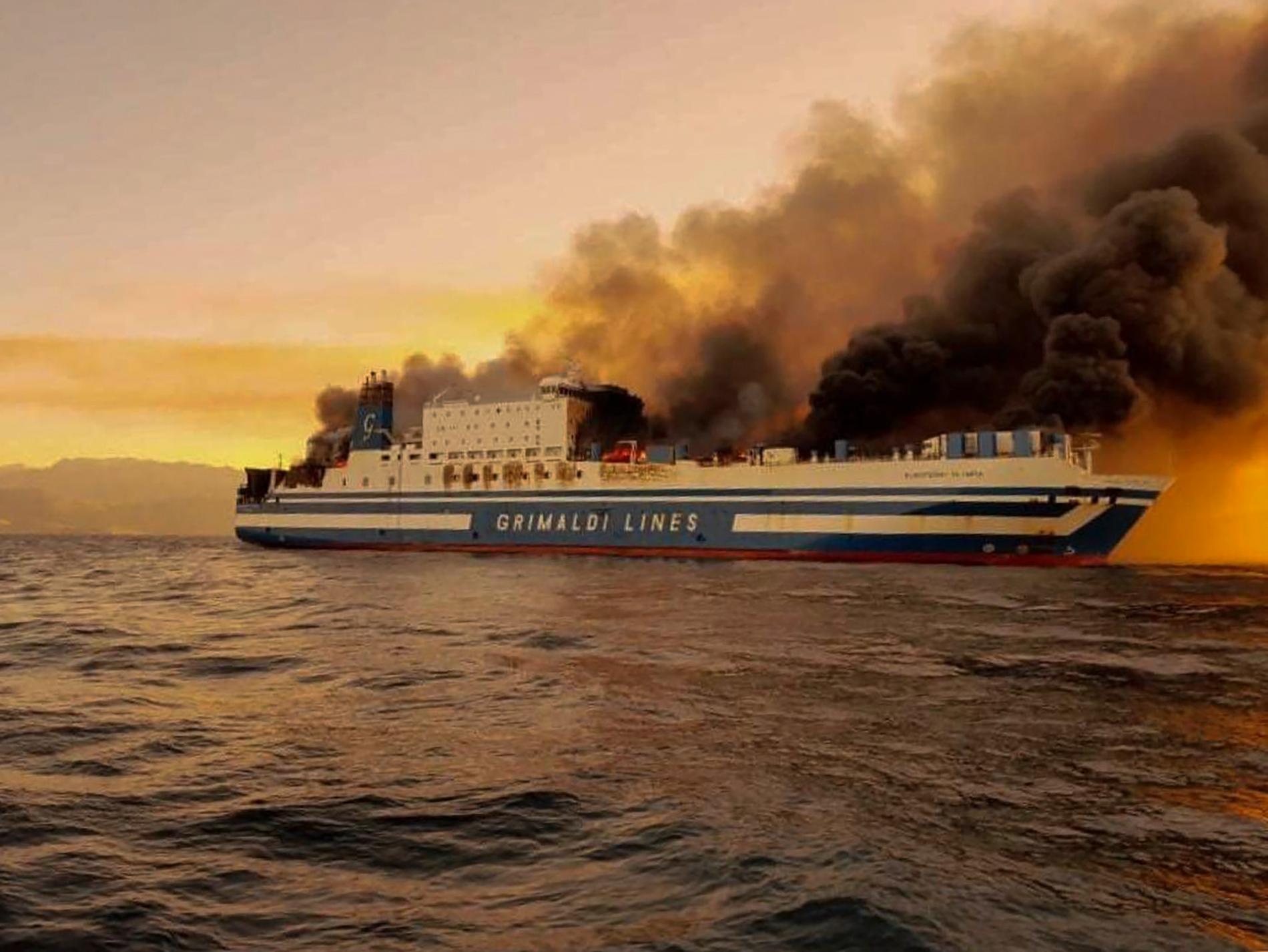 Ett fartyg brinner i Joniska havet nära Korfu.