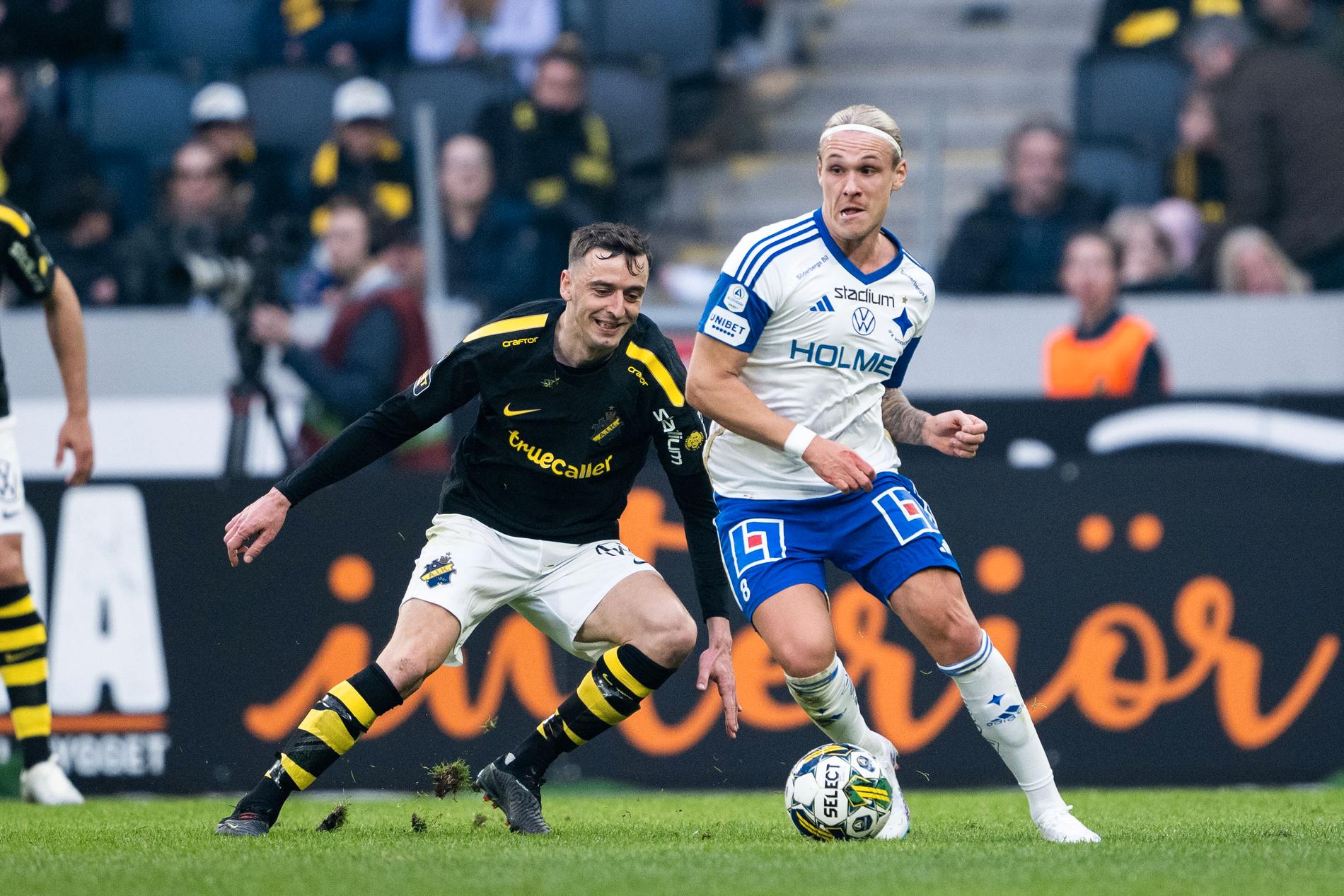 AIK:s Jetmir Haliti och IFK Norrköpings Arnor Sigurdsson i duell.