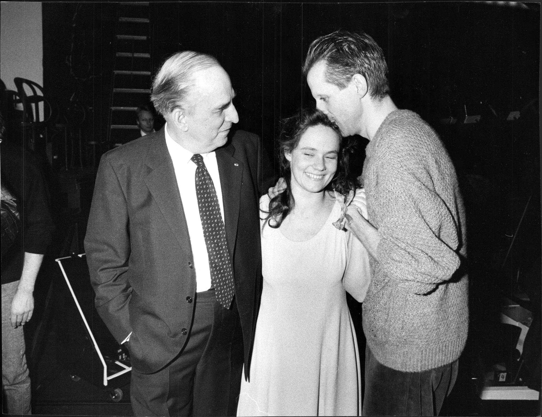 Ingmar Bergman, Pernilla August och Peter Stormare efter premiären på ”Hamlet” 1986.