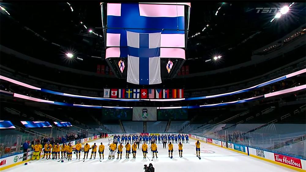 En av de svenska spelarna behöll hjälmen på under Finlands nationalsång.