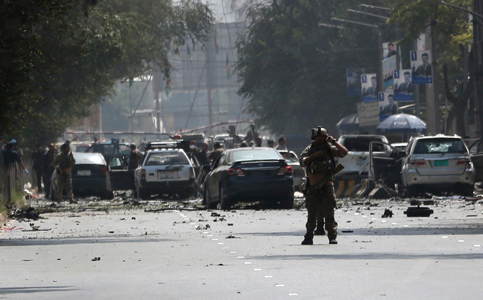 Säkerhetsstyrkor på platsen där en bomb exploderade i Afghanistans huvudstad Kabul på torsdagen.
