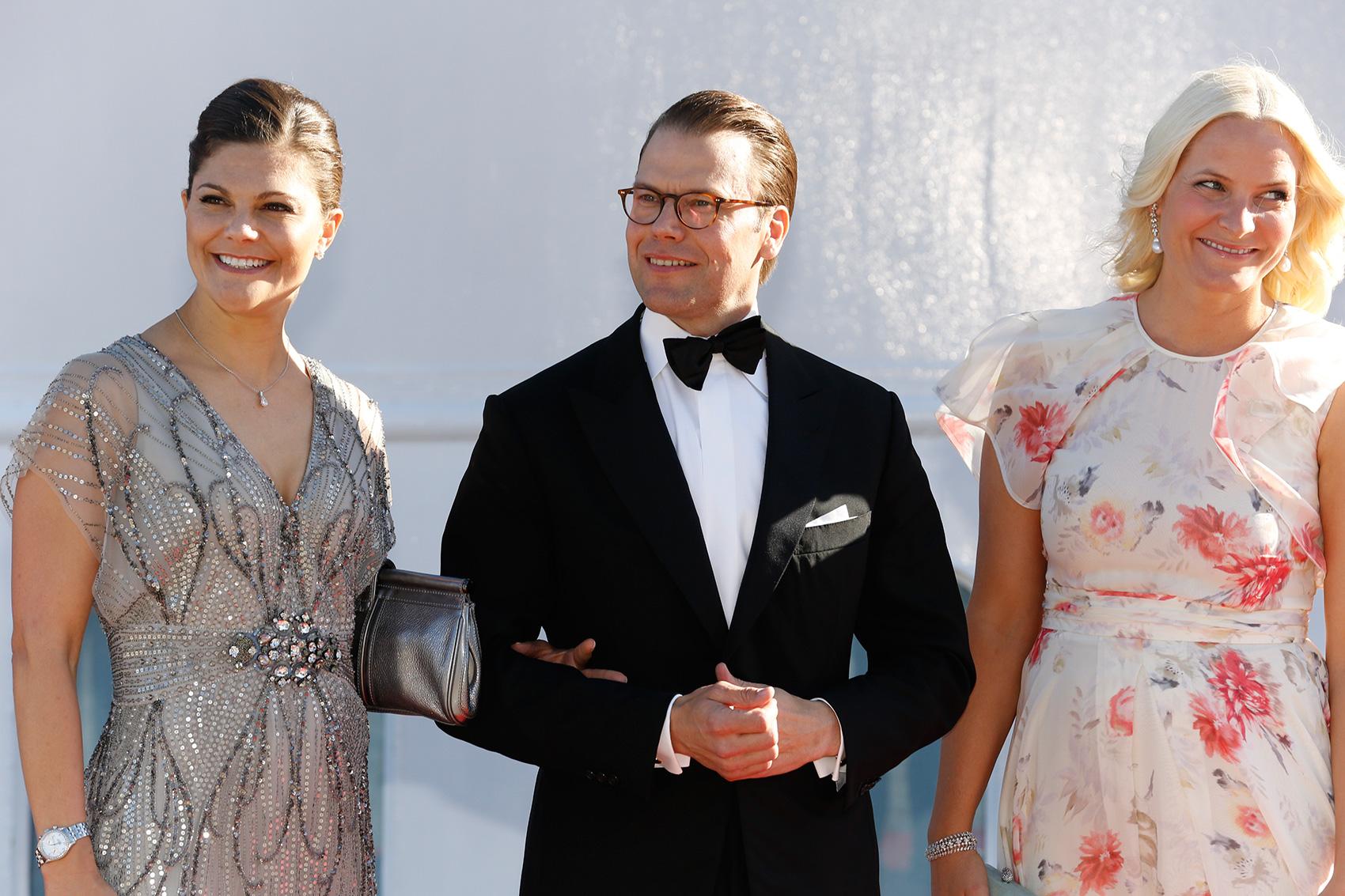 Kronprinsessparet tillsammans med kronprinsessan Mette-Marit av Norge.