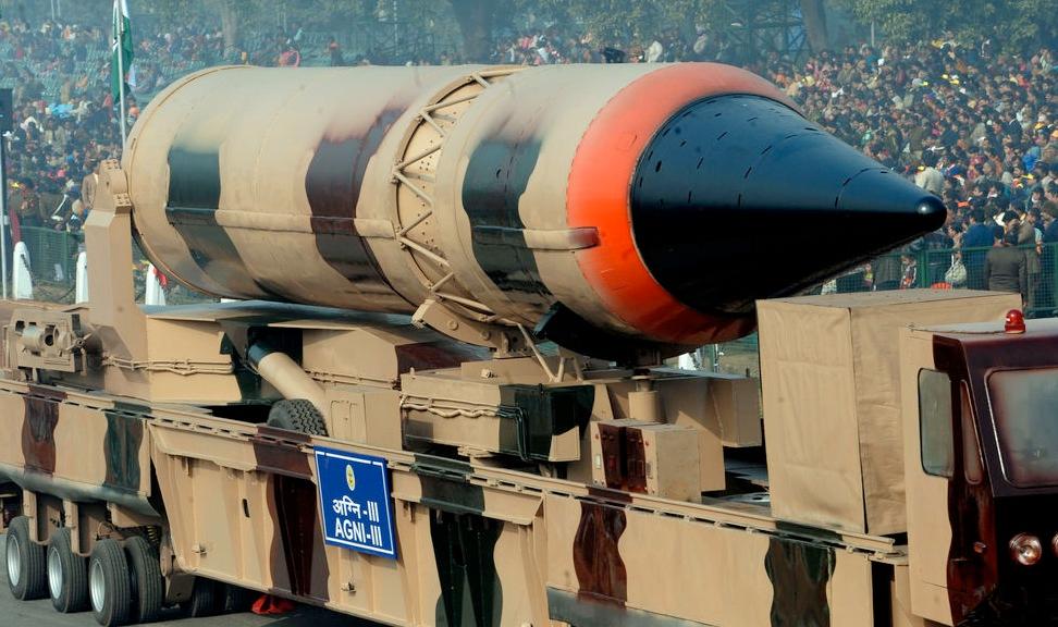 Indien visade upp missilen Agni III, som kan bära kärnvapen, för allmänheten. Bilden är tagen den 23 januari i år.