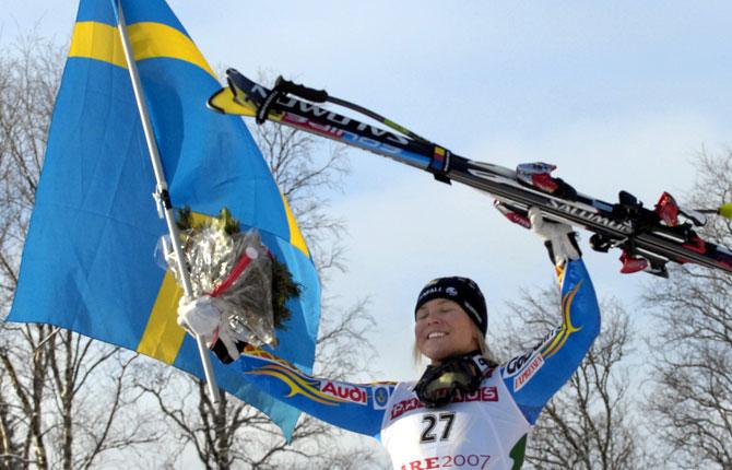 Åre(t)s tredje VM-guld Anja firar guldet i störtlopp.